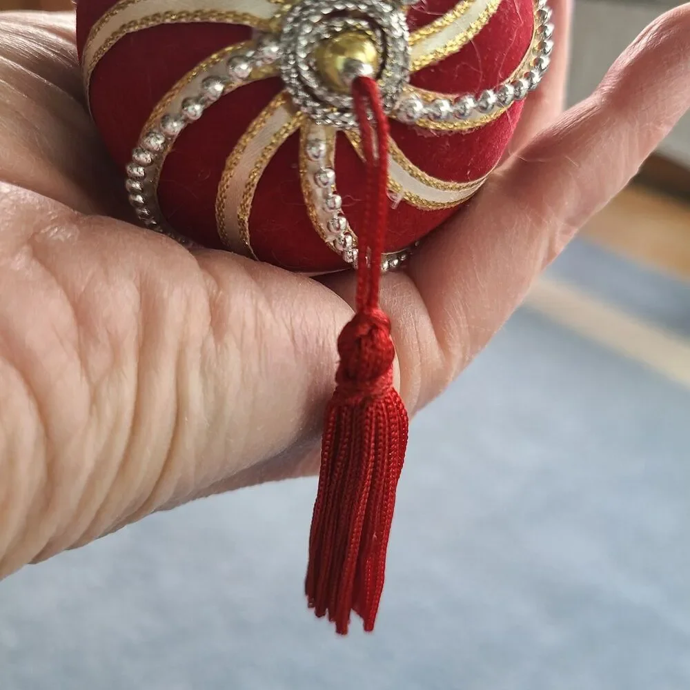 Vintage Avon Gift Collection 2001 Radiant Holiday Ornaments Ruby And Ivory